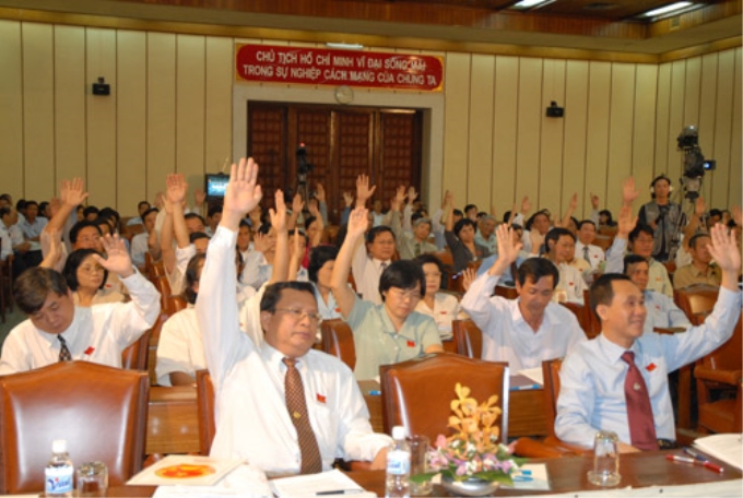 Các đại biểu Hội đồng nhân dân Tp.HCM biểu quyết thông qua đề án chính quyền đô thị.( Ảnh chỉ có tính minh họa)